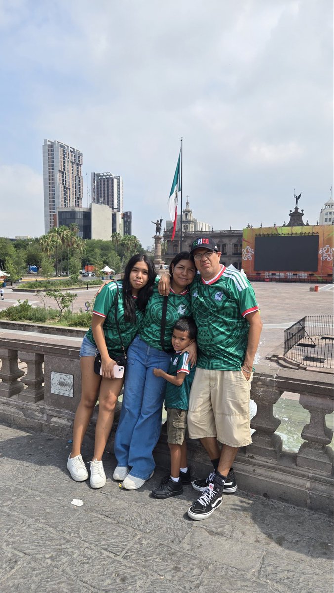 muzyklau7's tweet photo. Siempre apoyando a Mexico https://t.co/RkziPG8zR3