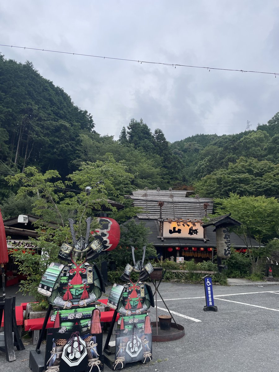 wine14wine's tweet photo. いろり山賊 玖珂店
国道2号の山道を走っていると突如出現するレストラン
昔は不夜城の如く真夜中も営業していたが 現在はラストオーダー22時と早くなっている
山賊弁当を買うために立ち寄ったが売切れ
久しぶりに食べたかったが残念
ここからは真っ直ぐ帰福

山陽道三木SA下り
落ち着く雰囲気のスタバ https://t.co/TvfMR35b7g
