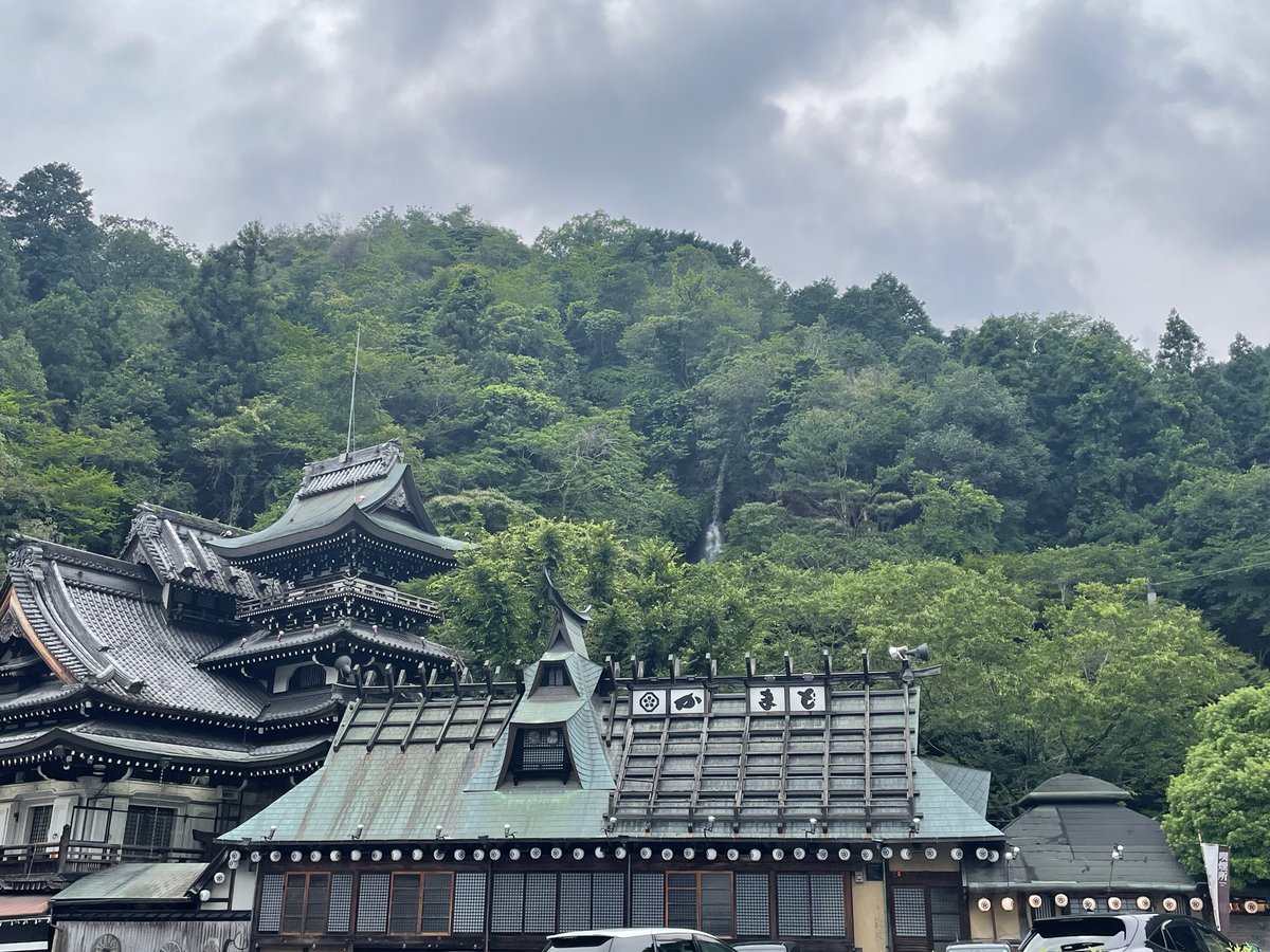 wine14wine's tweet photo. いろり山賊 玖珂店
国道2号の山道を走っていると突如出現するレストラン
昔は不夜城の如く真夜中も営業していたが 現在はラストオーダー22時と早くなっている
山賊弁当を買うために立ち寄ったが売切れ
久しぶりに食べたかったが残念
ここからは真っ直ぐ帰福

山陽道三木SA下り
落ち着く雰囲気のスタバ https://t.co/TvfMR35b7g