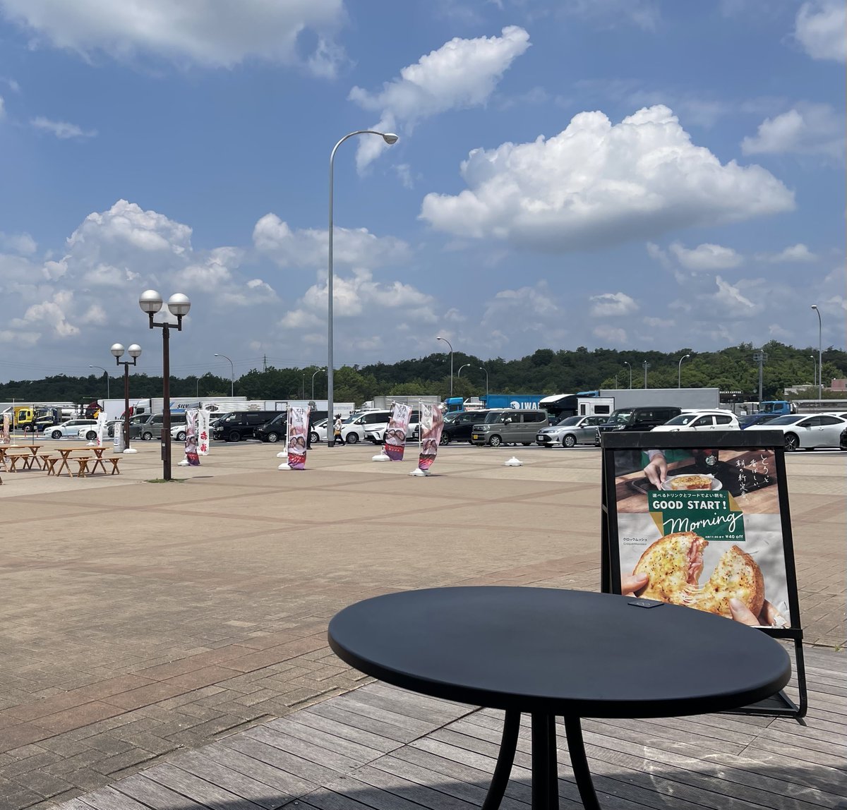 wine14wine's tweet photo. いろり山賊 玖珂店
国道2号の山道を走っていると突如出現するレストラン
昔は不夜城の如く真夜中も営業していたが 現在はラストオーダー22時と早くなっている
山賊弁当を買うために立ち寄ったが売切れ
久しぶりに食べたかったが残念
ここからは真っ直ぐ帰福

山陽道三木SA下り
落ち着く雰囲気のスタバ https://t.co/TvfMR35b7g
