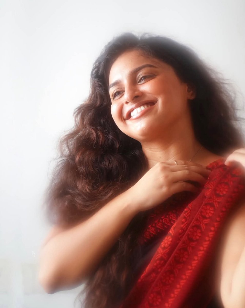 ItzmeMarees's tweet photo. Only her name is Tamizhvani but she's a Total modern ❤.. 

#Tamizhvani https://t.co/QtEvgEf0ST