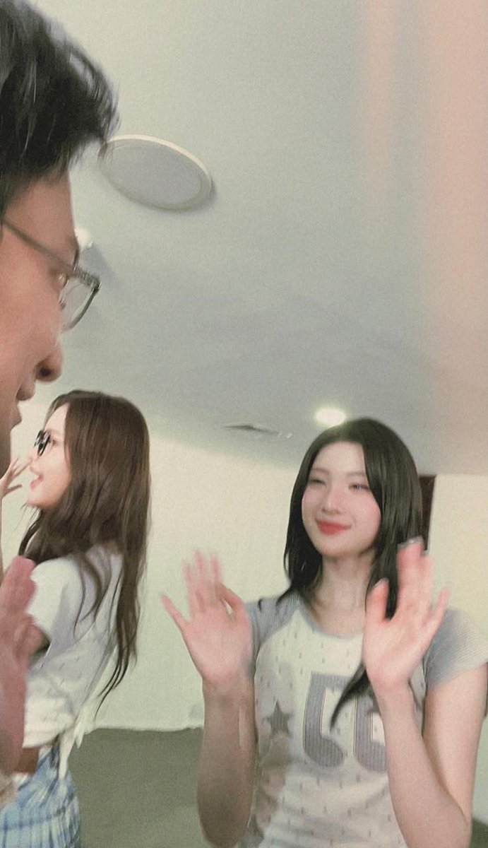 AbfaJeni's tweet photo. momen ditatap kim juun 🥰 https://t.co/8e3Q3DhgBn