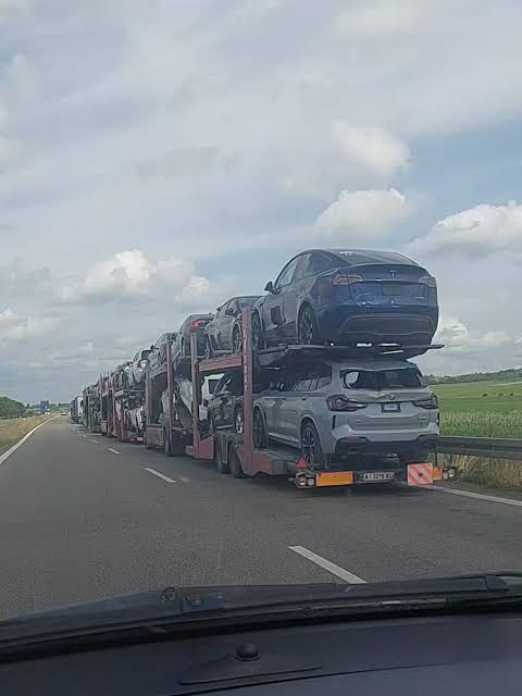 Vito82488734's tweet photo. Kolejny konwój wozów bojowych zmierza do granicy w Medyce. https://t.co/zt4SAUoeFZ