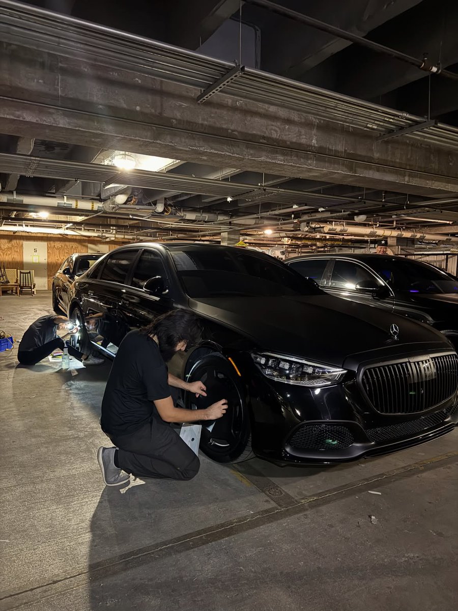 yzyupdates's tweet photo. Ye’s freshly wrapped two-tone matte black Maybach S680 with a chrome delete. 🔥🔥

📸 Elevated Auto Wraps https://t.co/VtotjqVvB9
