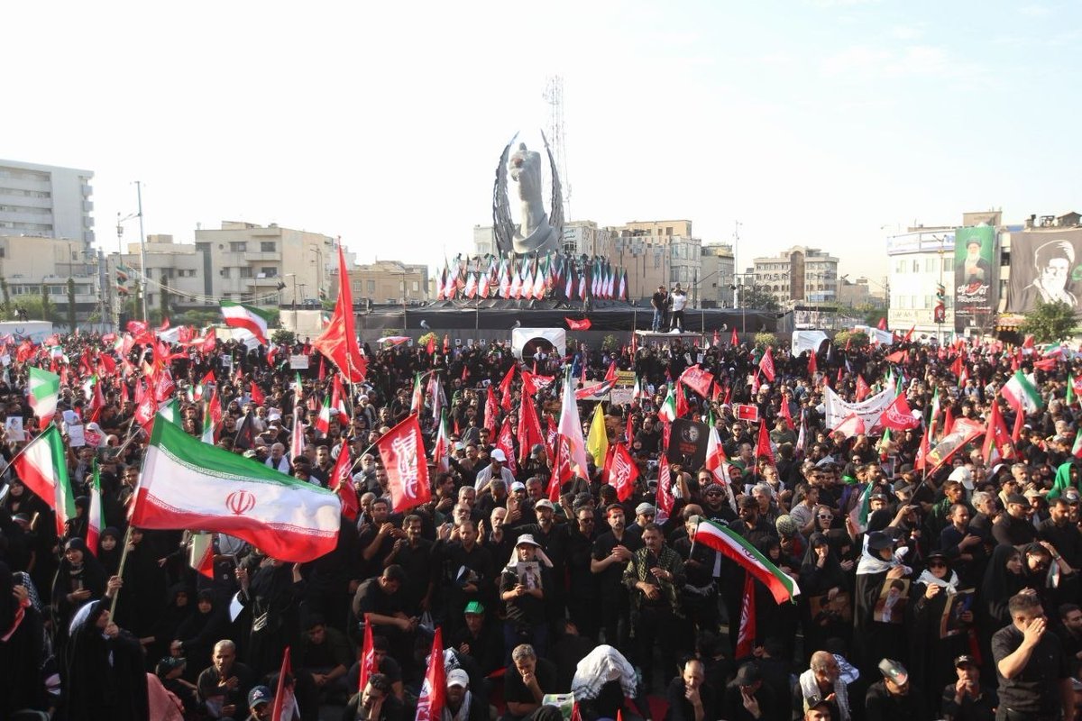 HashemiTahere's tweet photo. در این لحظات اخر 
خودمان را به این شور تاریخی رساندیم؛
نوبت ما رسیده تا تاریخ ساز باشیم برای خودمان؛ تا وقتی ورقی از تاریخ را بعد ها بخوانیم بدانیم ما در این حماسه حضور داشتیم...
 #حی_علی_التهران https://t.co/mm7xmzx6mO