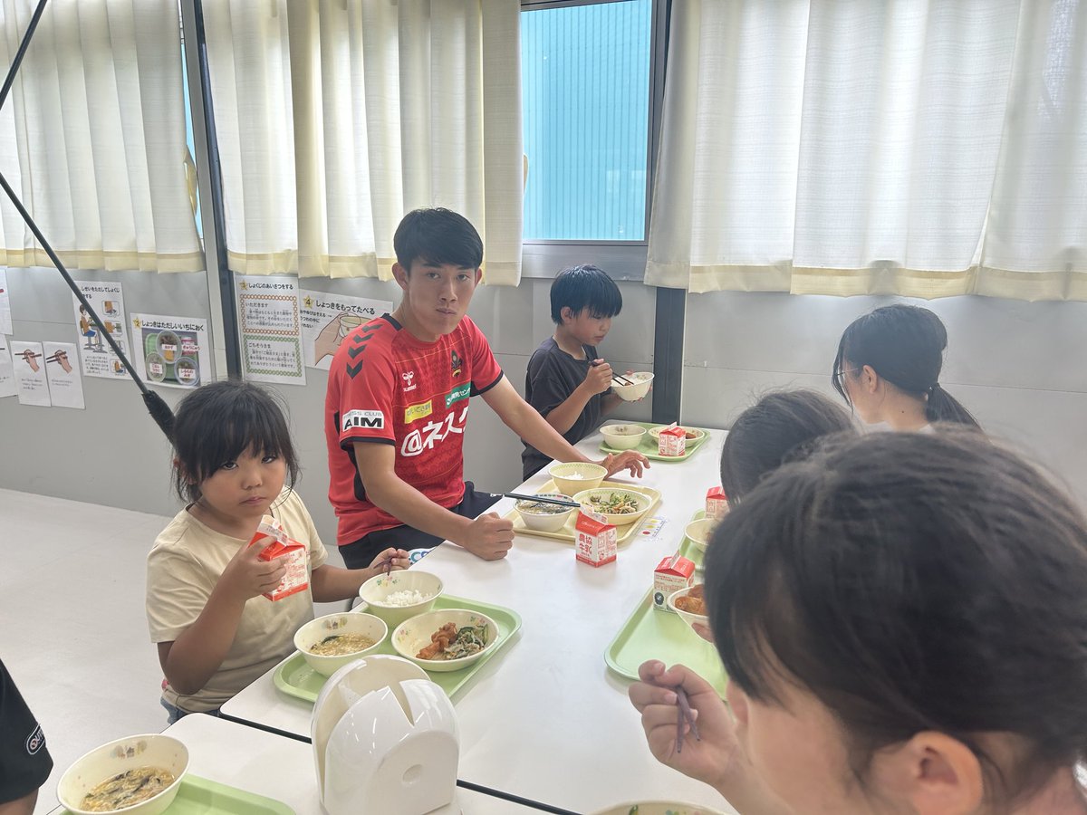 zweigen_staff's tweet photo. 【松波小学校グループ】

身体を動かした後は、皆んなで給食を食べました😋

給食の終わりには、ボールやTシャツもプレゼント🎁

その後はサインを書いたり各々時間を過ごしました⏰

#zweigen https://t.co/DeBFrt2Og6