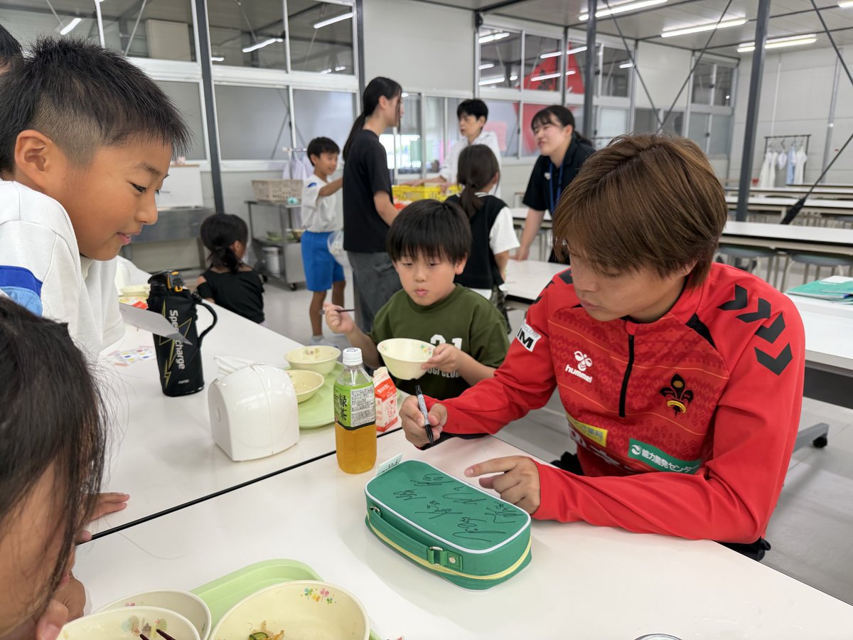 zweigen_staff's tweet photo. 【松波小学校グループ】

身体を動かした後は、皆んなで給食を食べました😋

給食の終わりには、ボールやTシャツもプレゼント🎁

その後はサインを書いたり各々時間を過ごしました⏰

#zweigen https://t.co/DeBFrt2Og6