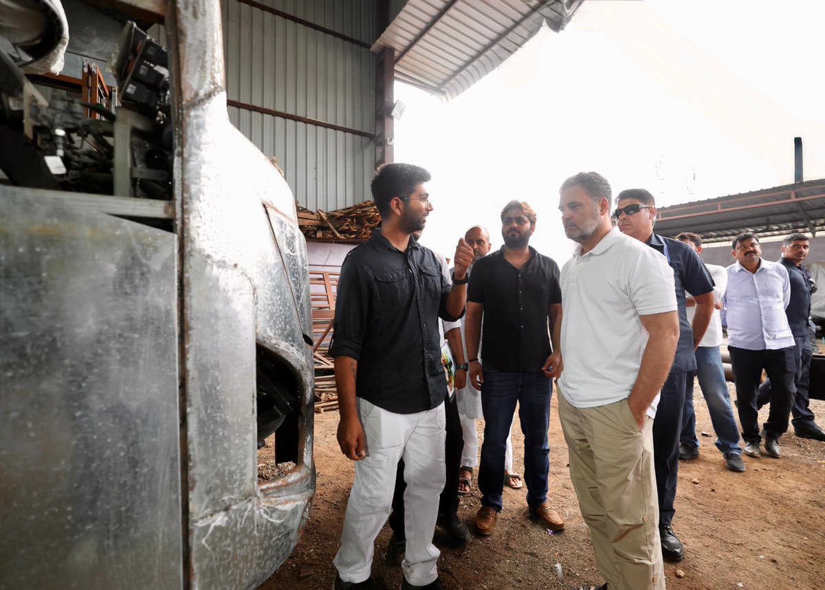 IYC's tweet photo. नेता विपक्ष @RahulGandhi जी राजस्थान में बस और ट्रक बॉडी बनाने वाले MSME उद्यमियों से मिले। 

उन्होंने उनकी समस्याएँ सुनीं और कहा कि मोदी सरकार की नीतियों व बढ़ते नियमों के बोझ से छोटे उद्योग संकट में हैं। 

कांग्रेस इन मेहनतकश उद्यमियों के अधिकारों की लड़ाई मजबूती से लड़ती रहेगी।