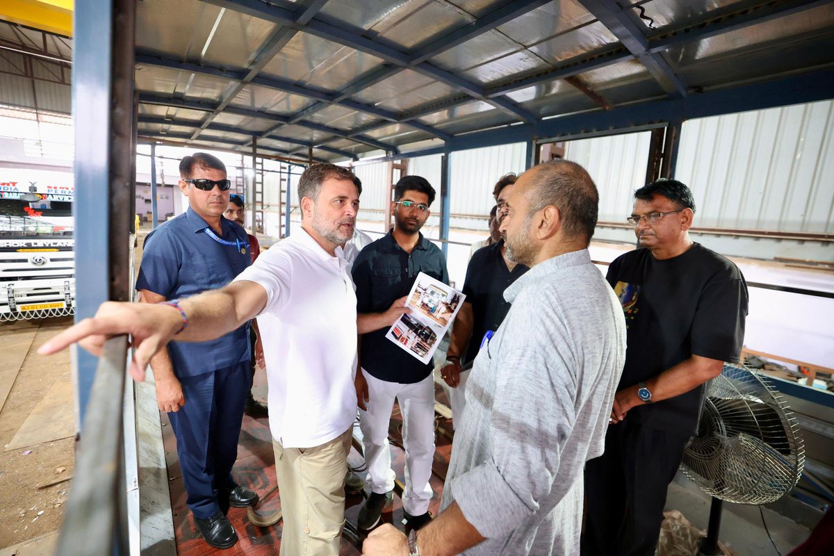 IYC's tweet photo. नेता विपक्ष @RahulGandhi जी राजस्थान में बस और ट्रक बॉडी बनाने वाले MSME उद्यमियों से मिले। 

उन्होंने उनकी समस्याएँ सुनीं और कहा कि मोदी सरकार की नीतियों व बढ़ते नियमों के बोझ से छोटे उद्योग संकट में हैं। 

कांग्रेस इन मेहनतकश उद्यमियों के अधिकारों की लड़ाई मजबूती से लड़ती रहेगी।