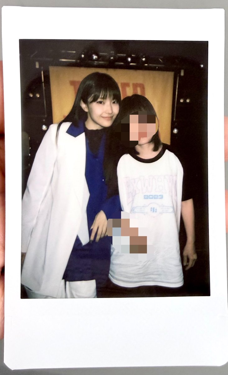 rina_no16's tweet photo. この前のラジオで読んでもらったけど直接伝えたくて、「合宿でみんなの話をニコニコ聞いてる姿を見て素敵だなって思ったのが好きになったきっかけなんだ」って伝えたら、まだ話したいことあったのに恥ずかしくなって剥がされる前に自主退場しました🤣
#まほのおチェキ https://t.co/IPjWSAi2PW