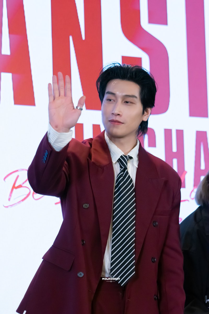 molnoknoy's tweet photo. ไบเบิ้ลใส่สีนี้ ปกติก็หล่ออยู่แล้ว หล่อขึ้นไปอีก ชอบๆ

BIBLE FANSIGN IN SHANGHAI
 
#BibleShanghai1stFansign
#BibleWichapas https://t.co/b4pcEg7NXo