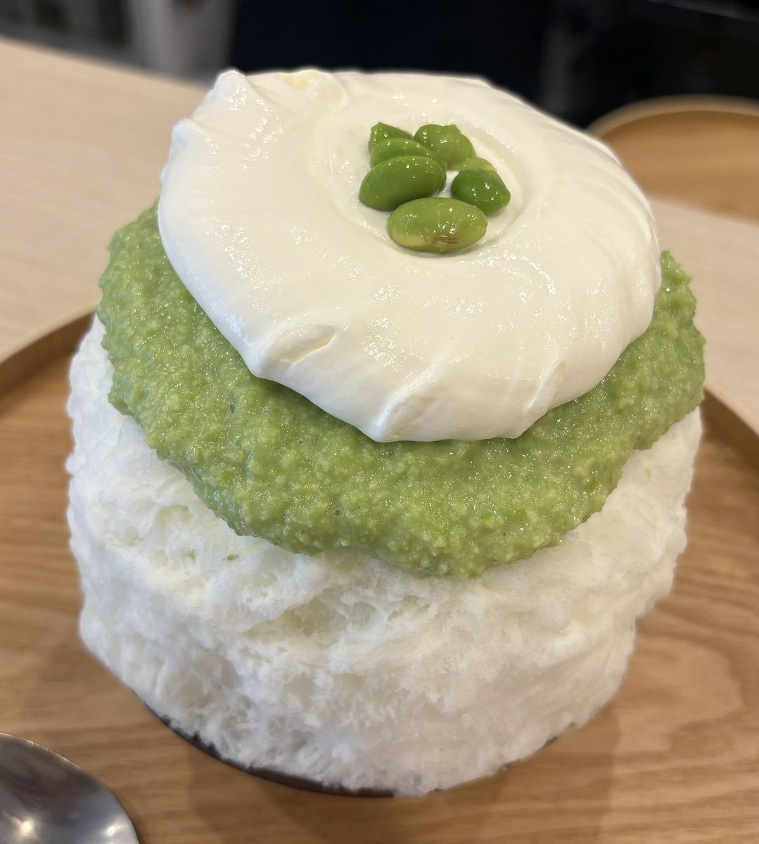 yuuttyryusei's tweet photo. 岩本町
私のかき氷。

「私のずんだ。」1950円
「ぼくのトウモロコシ。」2200円

たっぷりずんたペーストにミルクエスプーマ、中にはきな粉ごまマスカルポーネ入り🫛
クリチベースにピュアホワイトペースト、ゴールドラッシュペースト、ヤングコーン🌽 https://t.co/vw1hR7Tsw8