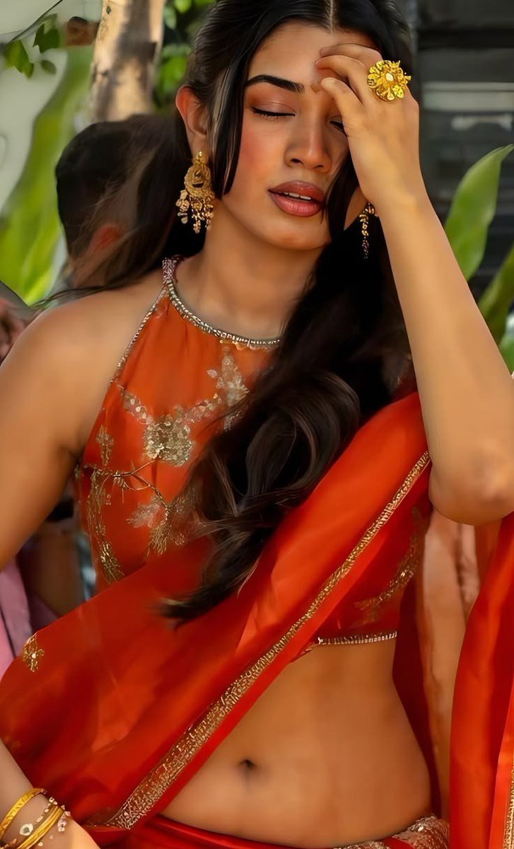 Nisha_vj_'s tweet photo. Hello @grok swap this outfit to keerthi Shetty perfect https://t.co/n8luW3LnlS