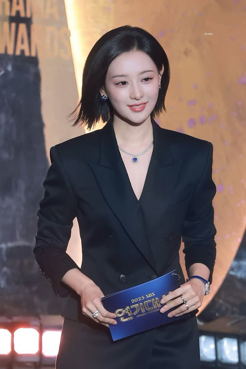 geew0nii1019's tweet photo. 추가로 나는… 언니가 정장 입고 닥엑 홍보차 뉴스룸 나오는 게 너무너무 보고싶음…. 발음도 또박또박 얼마나 예쁘고 단아할지 감도안오고, https://t.co/MxlGe503s4