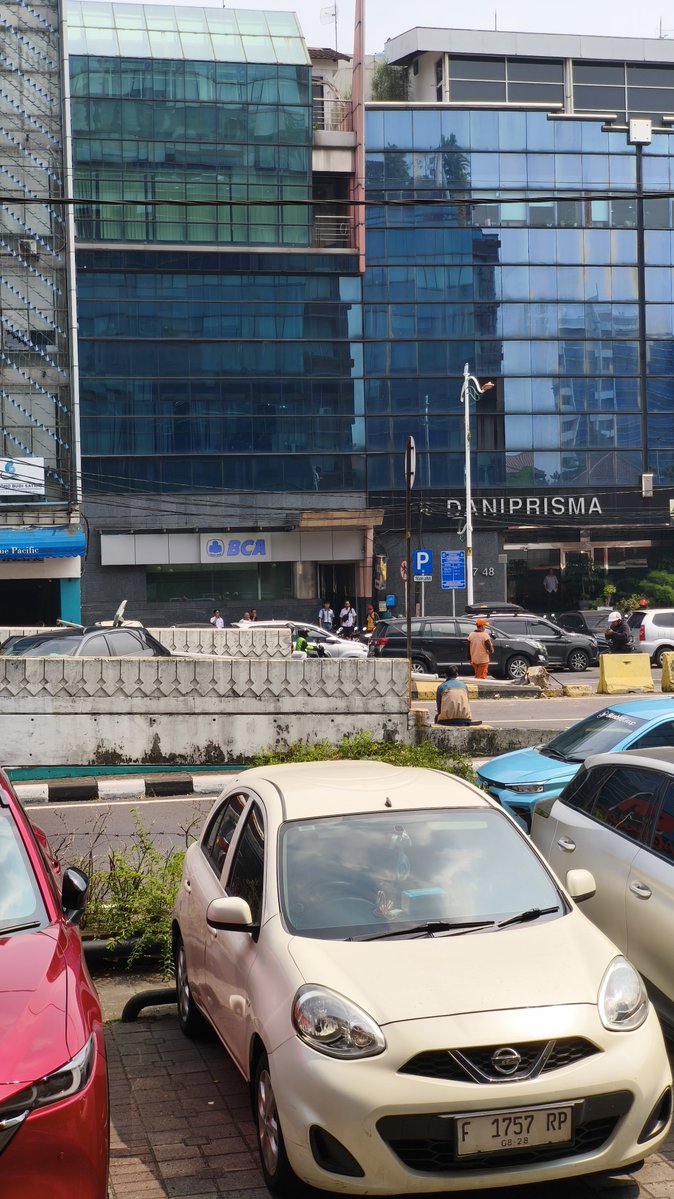 Sutsujin2's tweet photo. jakarta dengan kesibukannya 

masi pagi udah nabrak tiang aja https://t.co/rDSGoxUihk