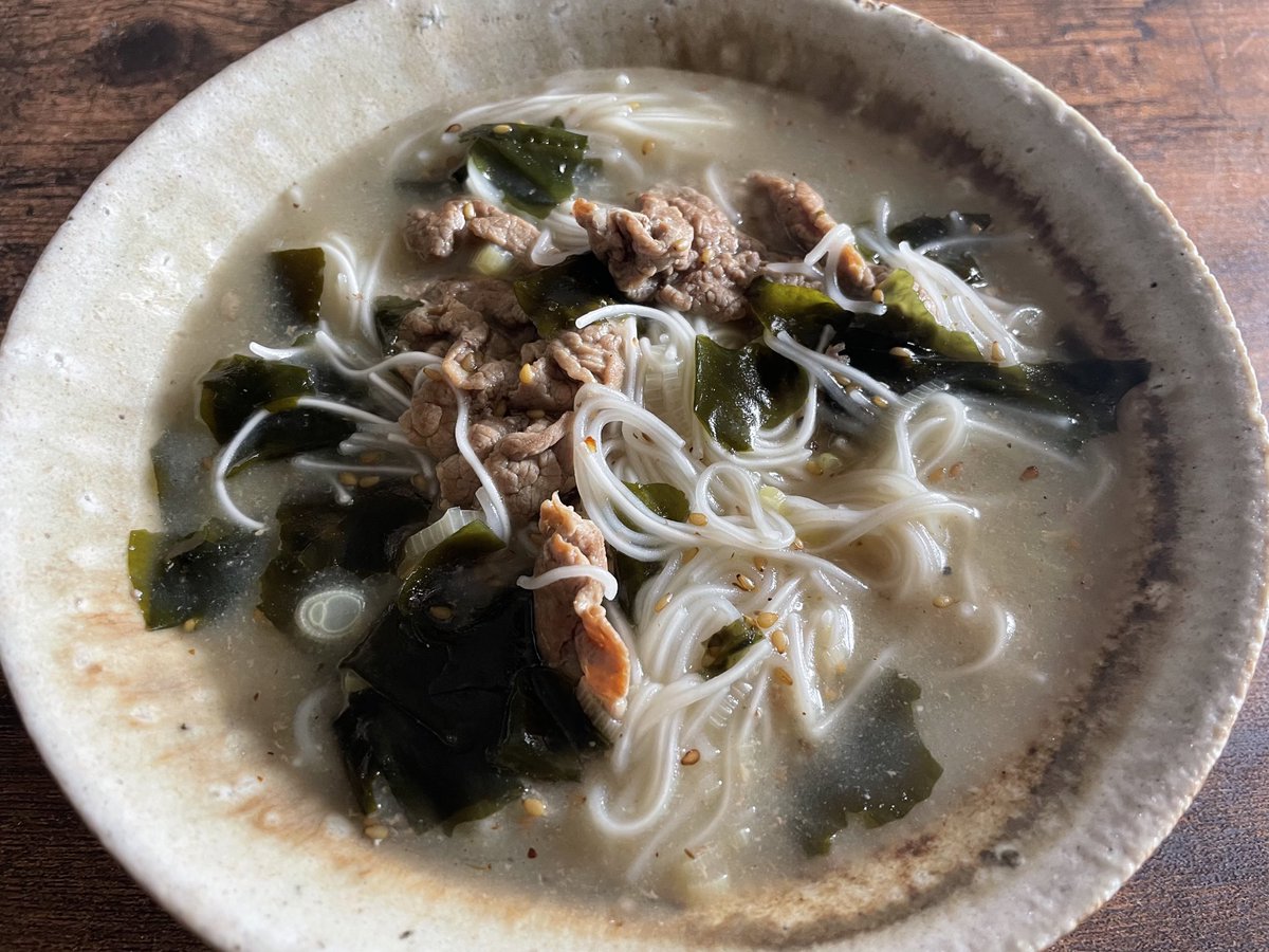mococo321's tweet photo. お中元の季節なので。

素麺の原料「小麦」は薬膳から見ると甘味で体を少し冷やす涼性。

①体の余分な熱を取り、気持ちの昂りを鎮める
②心と胃腸、腎を元気に
③気持ちを安らかに
④渇きの緩和に

などの働きがあり、イライラ、気持ちが不安定、動悸、不眠にも良いと言われます。

暑い夏には素麺はピッタリやね！
