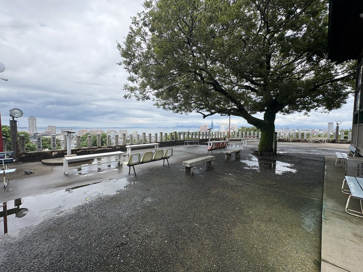 kusunoki_log's tweet photo. 福岡市西区「愛宕神社」⛩️

福岡市内を一望できる愛宕山の山頂に鎮座する、約2,000年の歴史を持つと伝えられる古社。

御祭神は伊邪那岐命・伊邪那美命・火産霊神などで、「日本三大愛宕」の一つとして親しまれています。

境内からは博多湾や福岡タワー、能古島まで見渡せる絶景が広がっています🌳 https://t.co/5jSZbLFO0m