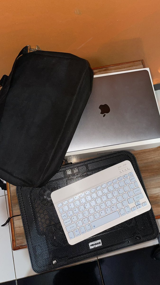 knonby's tweet photo. Wts jual macbook pro 2016 8/256gb i5
cc 121 jarang dipake, dom pangandaran jawa barat, via oren🍊
Price: 4.300.000 Nego boleh, DM! 

Dijual cepat karena jarang dipake &amp; BU  💫 fullset! free microsoft office, keyboard, tas &amp; kipas cooler laptop
#zonauang https://t.co/LNouhRyf78