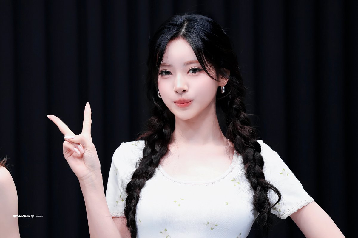 Winterfalls1117's tweet photo. 260705

#MEOVV #미야오 
#ANNA #안나 #田中杏奈 https://t.co/BSWvuCdgNl