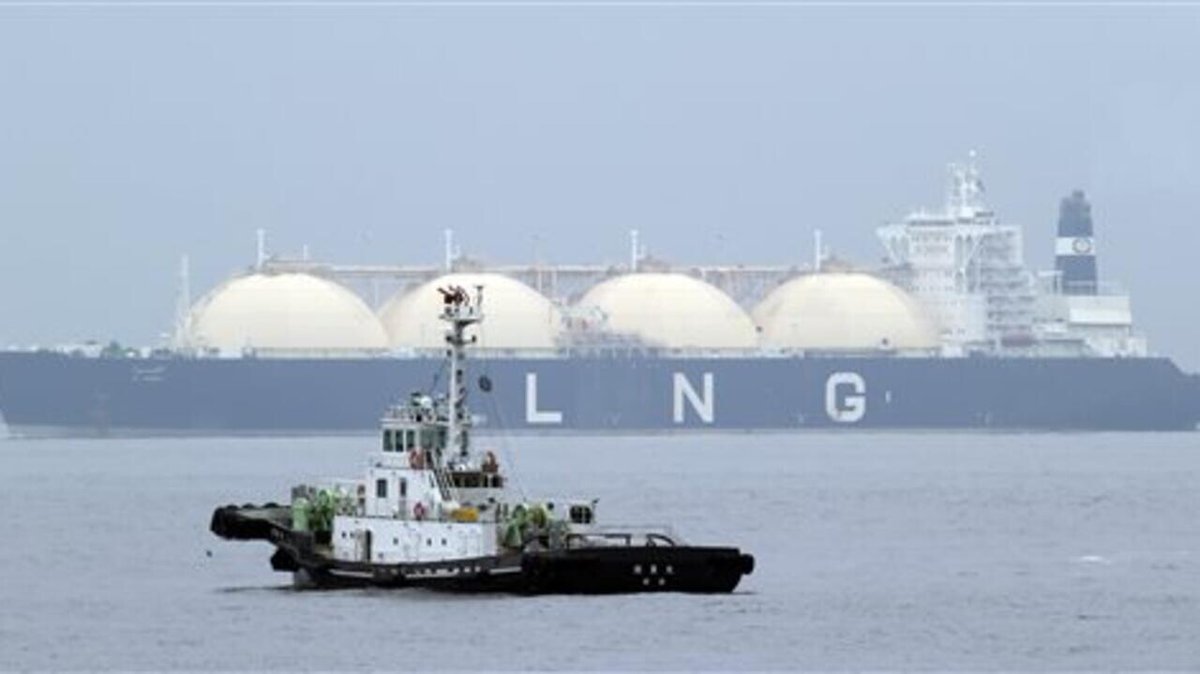 RFI's tweet photo. Cameroun: Golar retire son bateau-usine de liquéfaction de gaz, une perte pour les finances du pays
➡️ https://t.co/YBtkCJiOvQ https://t.co/QKOQEtrq4G