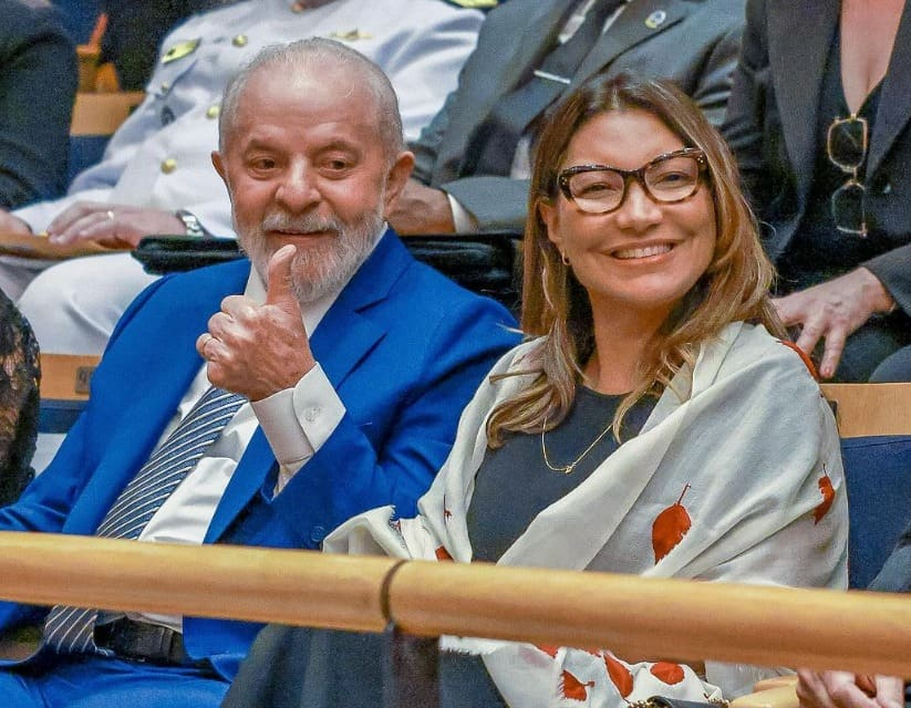 LunaBambam74's tweet photo. Desgoverno Lula inundou o Planalto com terceirizados:
Desde que o casal Lula e Janja assumiram o controle dos palácios da Alvorada e do Planalto, o número de terceirizados para atenderem aos caprichos dos petistas disparou e subiu quase 20%. Em dezembro de 2022, último mês antes de Lula assumir, a Presidência da República contava com 895 servidores terceirizados. Em maio deste ano, data dos dados mais recentes, o exército de serviçais somou 1.064 trabalhadores.

Frota

Lula, que sempre esbanja em limusines no exterior, tem à disposição uma tropa de 75 motoristas, todos pagos com o nosso dinheiro

Traz o cafezinho

O número de copeiros também impressiona, são 52 profissionais. Tem ainda outros 81 garçons para abastecer Lula com água e cafezinho.

Bem vigiado

Apesar de contar com a Polícia Federal, GSI e Forças Armadas, Lula ainda mantém 38 vigilantes sob tutela da Presidência.

Lista infinita

A Presidência ainda conta com 26 recepcionistas, outros seis gesseiros, quatro piscineiros e até um chaveiro. Há ainda arquitetos, engenheiros...