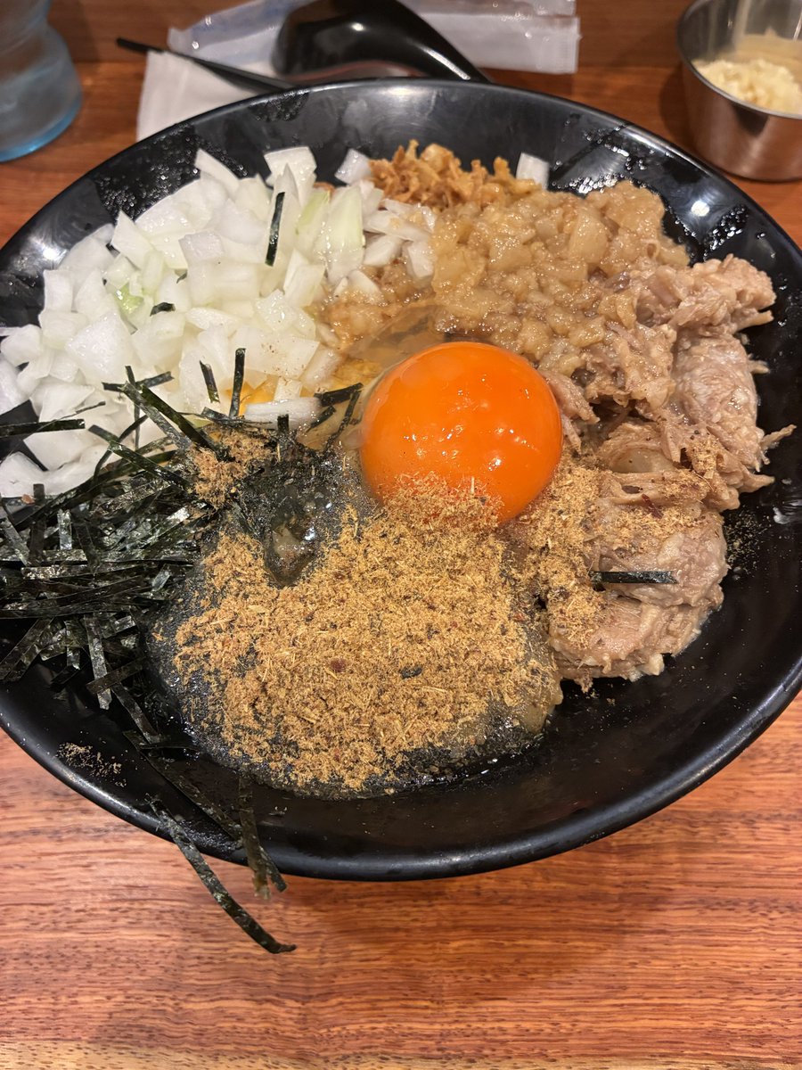 nihonitihikui's tweet photo. 麺に始まり麺に終わる2 まぜ麺 チーズ

オープン初日のお昼頃に来店
まぜ麺200gが500円でいただけました

汁なしっていうよりほぐし豚にタマネギでまさにまぜ麺って感じ予想してたのと全然違った！
おい飯しなかったの後悔
タレと絡む麺が美味しすぎでした https://t.co/kuwCoHgXrd