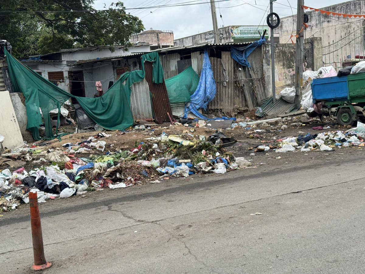 iamRakeshvaruko's tweet photo. @CommissionrGHMC @GHMCOnline @ZC_Khairatabad 

ఇది మన గుడిమల్కాపూర్  దగ్గర పరిస్థితి https://t.co/VPvv0AyHTV