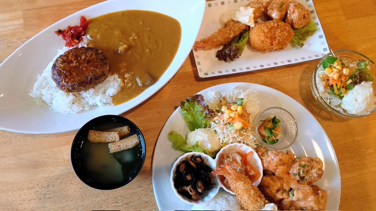 miarii's tweet photo. 260706午後１時半
#BLACKACafe で奥さんと #ランチ。#唐揚げ定食エビフライ添え と #ハンバーグカレーエビフライとカニクリームコロッケ唐揚げ添え。店長こだわりのタルタルチリソースのかかった唐揚げ（試作）は辛めしっかりの夏にぴったりの味でした。この後デザートどうしようかな？ https://t.co/OPWstwI8MM