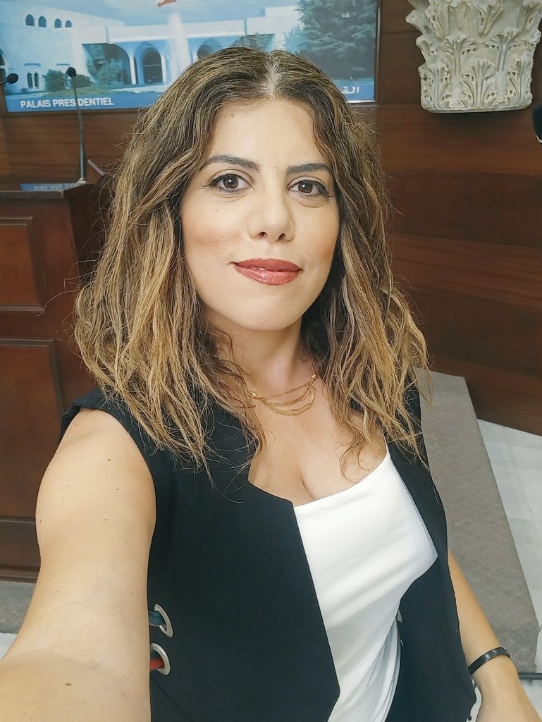 BadrRoda's tweet photo. #صباح_الخير  ☕️
​حبري أنت دون راءٍ
تسكن قَلمي، والميم باء
تشعل عيناك حروبي
والفاء تحلو حيث الباءُ
لنسقطَ الرَّاءَ من"الحربِ"
فيغدوَ عمرنا كلُّه حبًّا
وهمزة العناء نحوِّلها قافًا
لنعبر خلف أَيّامنا العجاف
ونكمل العمر كما نريد
ومكانك بِالقلب.. واللّام راء!
#رودا_بدر https://t.co/mdBLtyOjTR