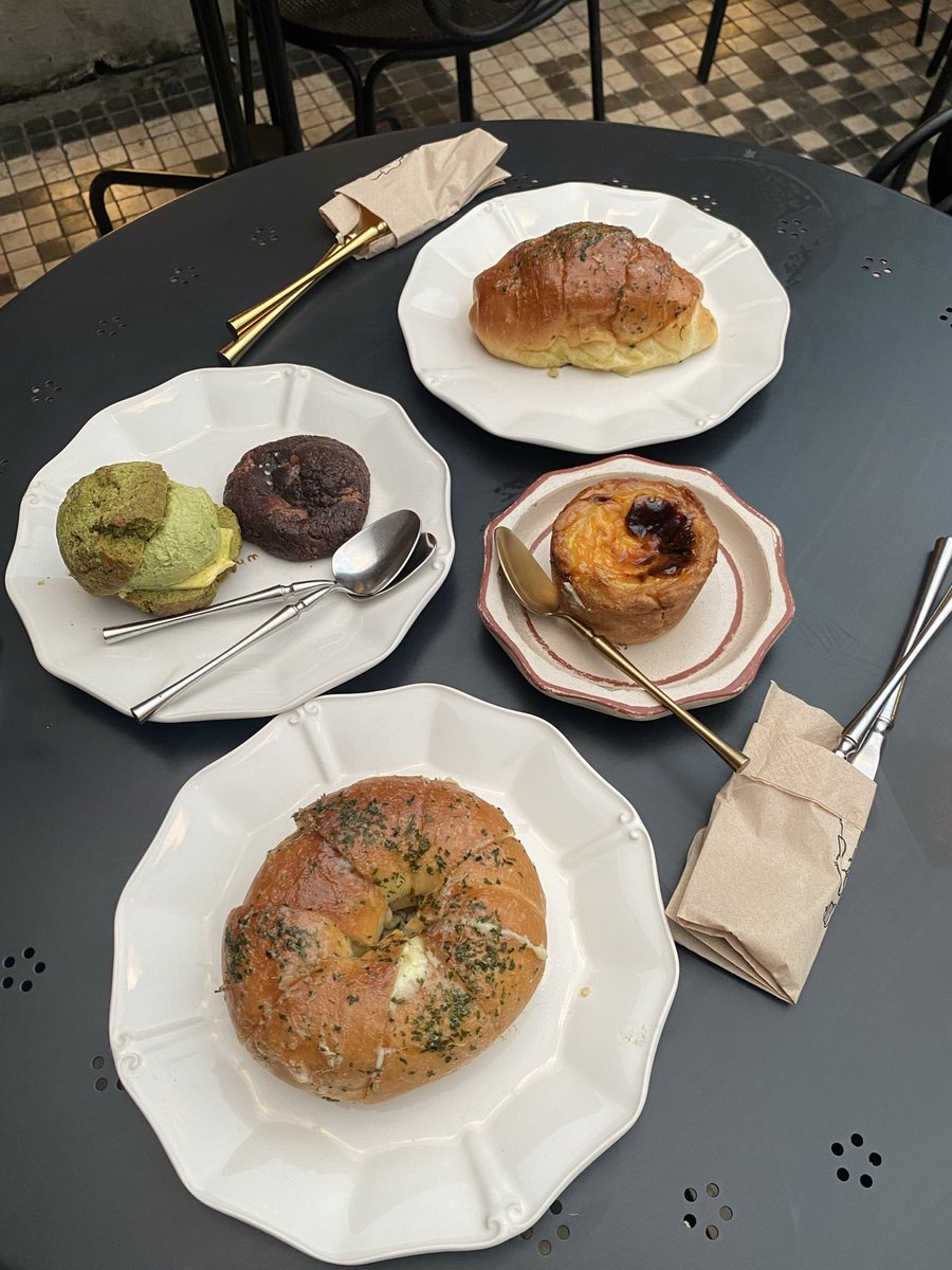 yourheroishiro's tweet photo. deli bakes again yum https://t.co/r08JfufTwW