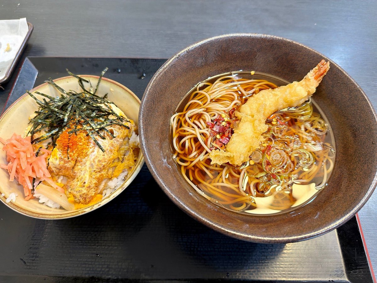 shhonda3's tweet photo. 今日も一人クイックランチはコチラ
日替り🉐ランチ 月曜日はミニカツ丼(^O^)／
セットのそばは温そばにしてクーポン海老天をト���ピング😋
ゆで太郎のカツ丼、美味しくて好きなんですよね😍 (@ ゆで太郎 in 港区, 東京都) 
#立ち食いそば #ゆで太郎 https://t.co/3zUe7pvYXi