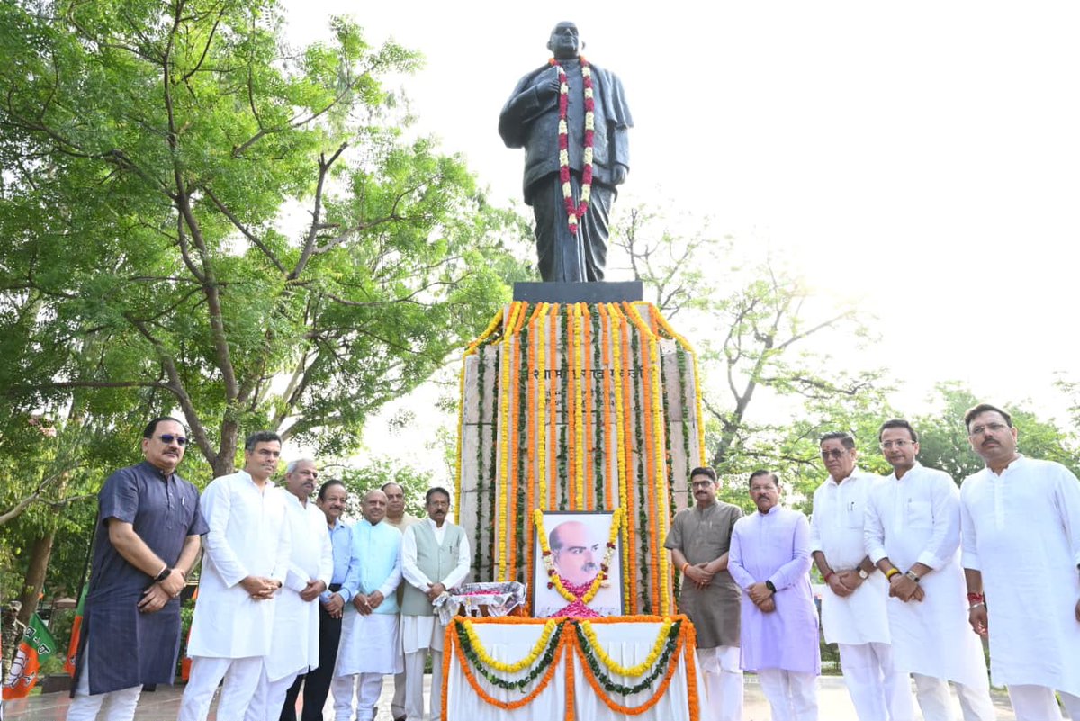 hdmalhotra's tweet photo. डॉ. श्यामा प्रसाद मुखर्जी जी की 125वीं जयंती के पावन अवसर पर शहीदी पार्क में उनकी प्रतिमा पर दिल्ली प्रदेश के वरिष्ठ नेताओं एवं कार्यकर्ताओं के साथ पुष्पांजलि अर्पित कर उन्हें विनम्र श्रद्धांजलि एवं शत्-शत् नमन किया।

डॉ. मुखर्जी केवल एक महान शिक्षाविद् और दूरदर्शी राजनेता ही नहीं, बल्कि राष्ट्र की एकता, अखंडता और सांस्कृतिक चेतना के प्रखर संवाहक थे। उन्होंने अपने सिद्धांतों से कभी समझौता नहीं किया और राष्ट्रीय स्वाभिमान को सर्वोपरि मानते हुए अपना संपूर्ण जीवन राष्ट्रसेवा को समर्पित कर दिया। उनका जीवन हमें यह संदेश देता है कि राष्ट्रहित के लिए अटूट निष्ठा, साहस और त्याग ही सच्चे सार्वजनिक जीवन की पहचान हैं।
 #DrSyamaPrasadMookerjee