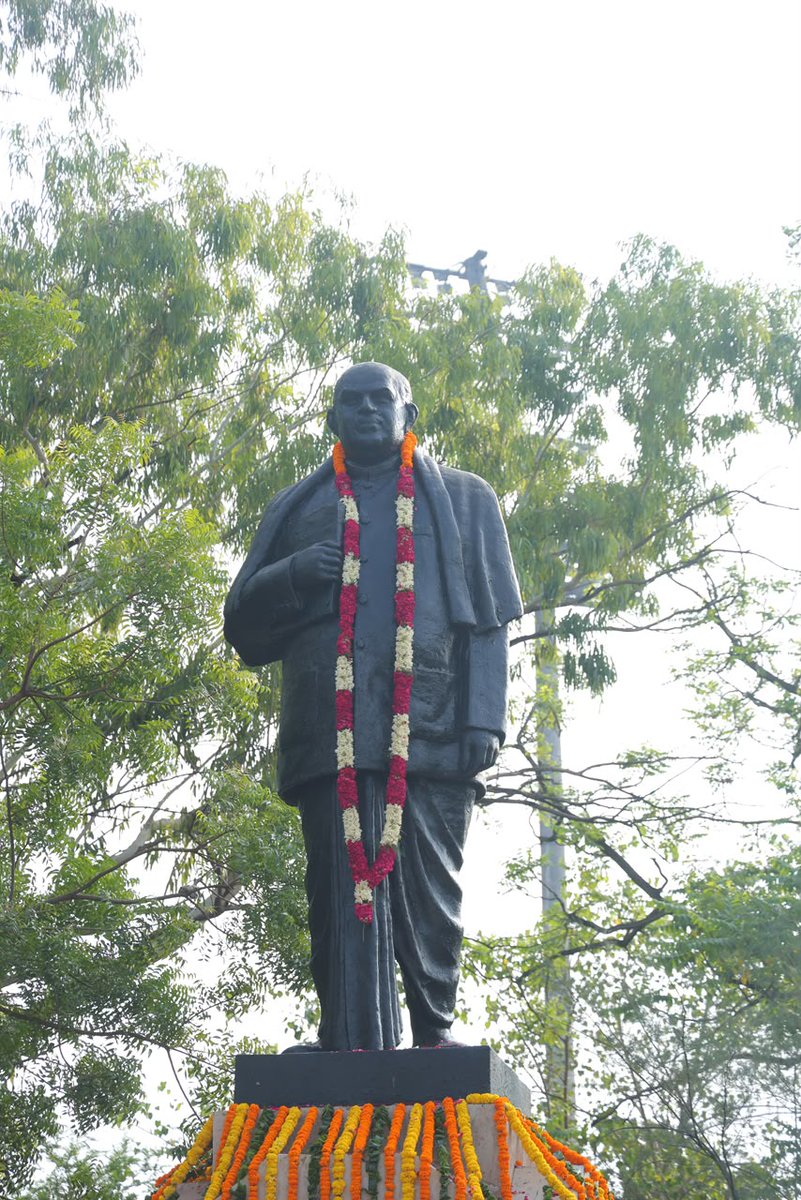 hdmalhotra's tweet photo. डॉ. श्यामा प्रसाद मुखर्जी जी की 125वीं जयंती के पावन अवसर पर शहीदी पार्क में उनकी प्रतिमा पर दिल्ली प्रदेश के वरिष्ठ नेताओं एवं कार्यकर्ताओं के साथ पुष्पांजलि अर्पित कर उन्हें विनम्र श्रद्धांजलि एवं शत्-शत् नमन किया।

डॉ. मुखर्जी केवल एक महान शिक्षाविद् और दूरदर्शी राजनेता ही नहीं, बल्कि राष्ट्र की एकता, अखंडता और सांस्कृतिक चेतना के प्रखर संवाहक थे। उन्होंने अपने सिद्धांतों से कभी समझौता नहीं किया और राष्ट्रीय स्वाभिमान को सर्वोपरि मानते हुए अपना संपूर्ण जीवन राष्ट्रसेवा को समर्पित कर दिया। उनका जीवन हमें यह संदेश देता है कि राष्ट्रहित के लिए अटूट निष्ठा, साहस और त्याग ही सच्चे सार्वजनिक जीवन की पहचान हैं।
 #DrSyamaPrasadMookerjee