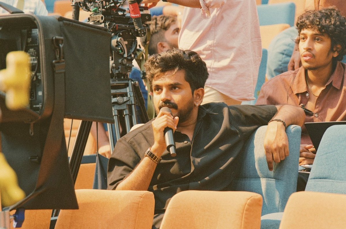 ThamizhPadam's tweet photo. Calling the shots and shaping the magic. Director #AshwathMarimuthu in his element on the sets of #Dharman. 🎬✨
#Rajinikanth #KamalHaasan #Simran #RaashiKhanna #Thamizhpadam #WhackedOutMedia @Dir_Ashwath @rajinikanth @ikamalhaasan @SimranbaggaOffc @anirudhofficial https://t.co/SnSys6LjuP