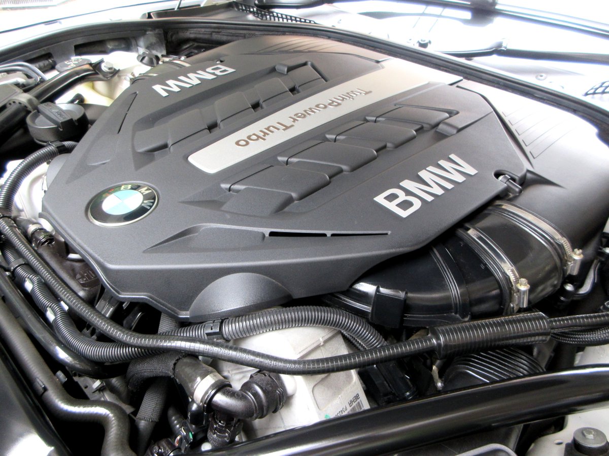 NSXNSX's tweet photo. ｴﾝｼﾞﾝ形式 N63B44B 
最高出力 450ps(330kw)/5500rpm
最大ﾄﾙｸ 66.3kg・m(650N/m)/2000～4500rpm 
種類 4.4 V型8気筒DOHC TWIN-TURBO https://t.co/cE3MjkOZK9