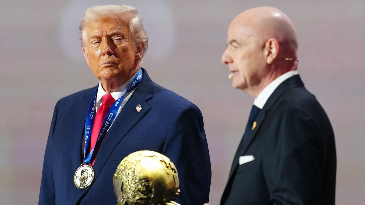 FaktaSepakbola's tweet photo. 🚨TERBARU: Jürgen Klopp ikut menanggapi kabar bahwa Donald Trump menelepon langsung Gianni Infantino terkait kasus Folarin Balogun.🇺🇸📞

🗣️ “Jika itu benar terjadi, maka itu gila. Ini adalah permainan kami, bukan permainan mereka.”

🗣️ “Dua orang yang tidak tahu apa-apa tentang sepak bola seharusnya tidak ikut campur dalam urusan ini.”

🗣️ “Itu kartu merah. Tidak ada perdebatan soal itu. Kami turut prihatin kepada Balogun karena dia tidak sengaja melakukannya, tetapi peraturan berkata demikian.” 🇺🇸🟥

📝@MagentaTV