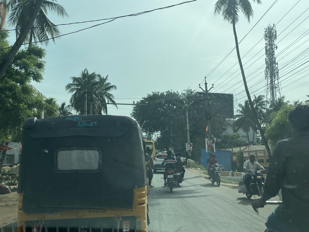Konaseemafocus's tweet photo. #Amalapuram Traffic is getting worse day by day. Took almost 15 Min just to cross Red Bridge which is less than 100m! 

Amalapuram Municipality is doing a worst job in town planning. Road widening and new bridges is must and not an option.

#konaseema https://t.co/isI6ki7cW9