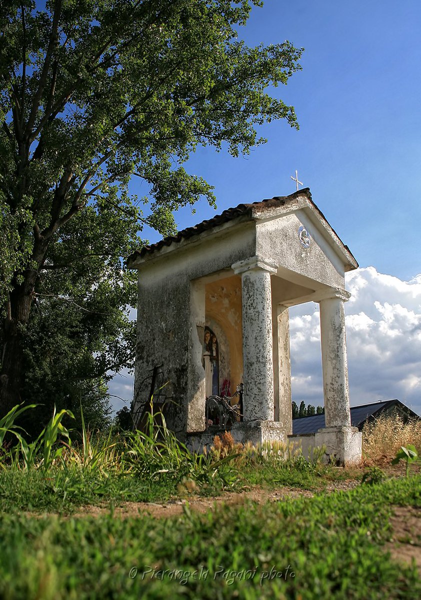 ferrarisergio4's tweet photo. L'estate,
una vecchia fotografia che non se ne vuole andare.
Il resto è oggi,
con passi assai lenti.
Con occhi che tanto tempo fa sorridevano.
L'estate una volta era diversa. https://t.co/A1DiDazqrh
