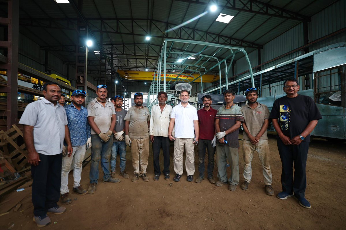 amit_ola's tweet photo. राजस्थान में लोकल बस और ट्रक बॉडी बनाने वालों से मिले नेता प्रतिपक्ष श्री @RahulGandhi जी। 

मोदी सरकार की MSME विरोधी नीतियाँ इन इंडस्ट्रीज़ का गला घोंट रही हैं जो भारत की अर्थव्यवस्था को चलाती हैं और रोज़गार पैदा करती हैं। 

दुर्भाग्य से, बहुत ज़्यादा नियमों के बोझ तले उन्हें बंद होने के लिए मजबूर किया जा रहा है। कांग्रेस इन मेहनती लोगों के अधिकारों के लिए मज़बूती से लड़ेगी, और हम उनका हुनर ​​छीनने नहीं देंगे।