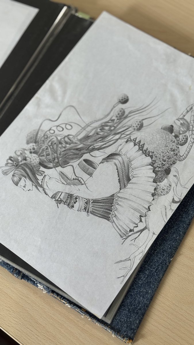 RussianSato's tweet photo. 昔描いたシャーペン画がでてきた！
絵を描くのも好きなんだよー🤲

基本かきすすめたら消しゴムを使わない、線の描き直しなし擦ってぼかさないみたいなルールのもと描いてた絵たち。
シャーペンの心は0.5mm2Bがおきにいりでした。かみはなんともないコピー用紙😂 https://t.co/nwslm2R68h