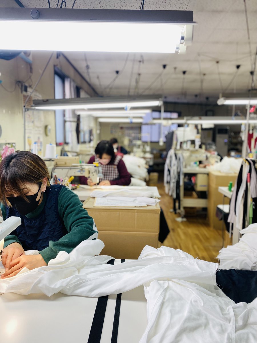 houseiya_moto's tweet photo. お願いです。

このアカウントは、弊社の従業員も見ています。

日本製を。
国内縫製工場を。
応援してくださる方は、どうかフォローしていただけませんでしょうか。

日本製の覚悟店を経験して
お客様の声や応援の言葉を、作り手に届けることの大切さを改めて感じました。

皆様のフォローが
工場で働く従業員の力になります。

よろしくお願いいたします。