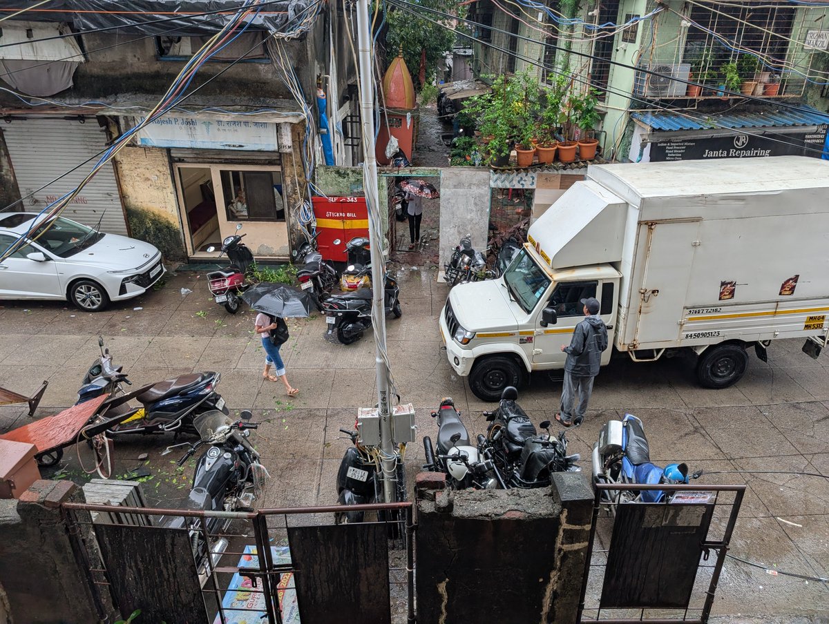 mohitmahale's tweet photo. Bike parking nuisance in Mahim lanes. Seems like @MTPHereToHelp and @MumbaiPolice tend to turn a blind eye towards it. https://t.co/u5t9KbO4df