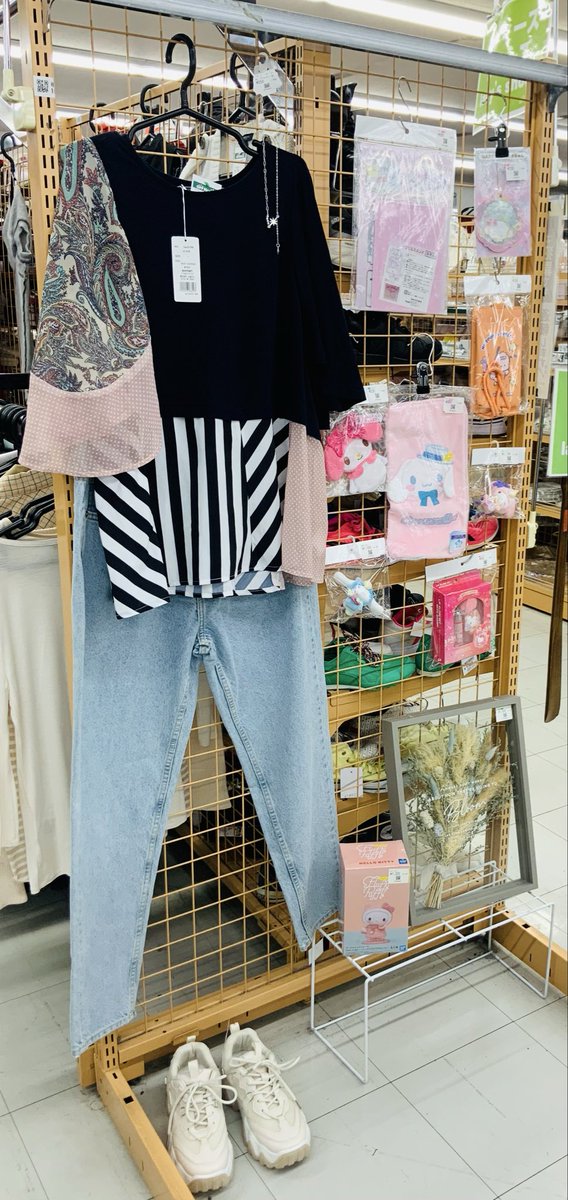 off_higakoshi's tweet photo. 👗✨夏コーデ続々登場✨👗
レディースコーナーのディスプレイを変更しました♪
ワ��ピースやカジュアルコーデ、かわいい雑貨も取り揃えています☺️
ぜひお気に入りを探しに来てみてください🤗
#オフハウス東越谷店
#夏コーデ
#レディースファッション https://t.co/hXDQyvITrA