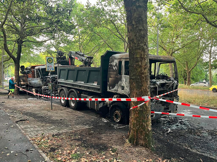 datawrangler2's tweet photo. [*Mutmaßlich Brandanschlag in Berlin-Spandau]
.
OT Wilhelmstadt/Pichelsdorf, auf mehrere Fahrzeuge eines Tiefbau-Unternehmens. Hoher Sachschaden.
Quelle: https://www(dot)rbb888(dot)de/
#Heerstraße #abgefackelt #b0507 #b0607-2026 https://t.co/zSE496IKwq