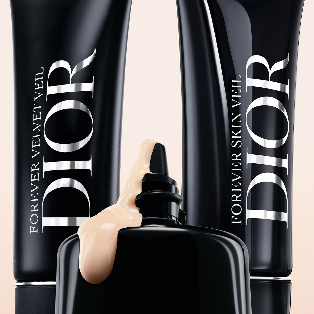 DiorBeautyJP's tweet photo. 新ルース パウダーは、溶け込むような軽やかさで、パウダーレスな仕上がりでありながら高い補正力を発揮。

澄んだ美しい肌を叶え、１日中崩れにくい端正な仕上がりが持続します。

人気のリキッド ファンデーションと合わせて、猛暑に負けないツヤ肌を叶えて。