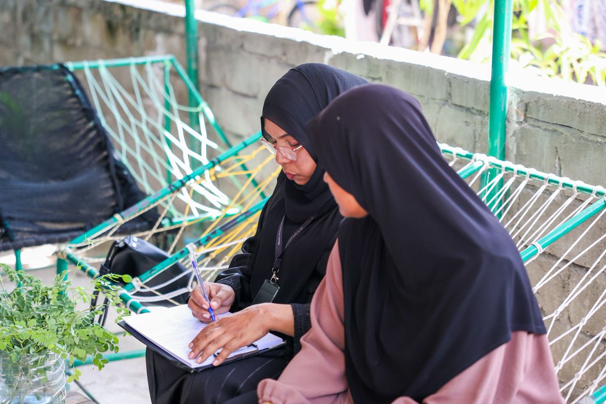 SFdevelopmentMV's tweet photo. މިވުޒާރާއިން ކުރިއަށް ގެންދާ "ޙާލު ކިހިނެއް؟" ޕްރޮގްރާމްގެ ތެރެއިން ކ.ގުރައިދޫ މީހުން ދިރިއުޅޭ ހުރިހާ ގެތަކަށް ޒިޔާރަތްކޮށްފިއެވެ.

އެގޮތުން، ކ.ގުރައިދޫގެ މީހުން ދިރިއުޅޭ ހުރިހާ ގެއަކަށް "ޙާލު ކިހިނެއް" ޓީމުން ޒިޔާރަތްކޮށް، ޢާއިލާތަކުގެ ހާލުބަލައި، ނާޒުކު ޙާލަތްތަކުގައި ދިރިއުޅޭ ފަރާތްތައް ދެނެގަނެވިފައި ވެއެވެ. މިރަށުގެ ކައުންސިލާއި އަންހެނުންގެ ތަރައްޤީއަށް މަސައްކަތްކުރާ ކޮމިޓީއާ ގުޅިގެން ކުރިއަށް ގެންދިޔަ މި ޕްރޮގްރާމުގައި އެފަރާތްތަކުން ދެއްވި އެޙީތެރިކަމާއި އެއްބާރުލުން ފަހާގަކޮށް މިވުޒާރާއިން އެފަރާތްތަކަށް ޝުކުރު އަދާކުރަމެވެ.

Mivuzaaraain kuriah gendhaa "haalu kihineh?" program therein
K.Guraidhoo meehun dhiriulhey hurihaa gethakah ziyaaraiykoffieve.
Egothun, K.Guraidhooge meehun dhiriulhey hurihaa geakah "haalu kihineh" teamun ziyaaraiykoh, 'aailaathakuge haalubalai, naazuku ḩaalaiythakugai dhiriulhey faraaiythah dheneganevifai ve eve. Mirashuge counsilaai anhenunge tharaqqeeah masakkaiykuraa committee aa gulhigen kuriah gendhiya mi programugai efaraaiythakun dhevvi eheetherikamaai ebbaarulun fahaagakoh mivuzaaraain efaraaiythakah shukuru adhaakurameve.

@MoHmv