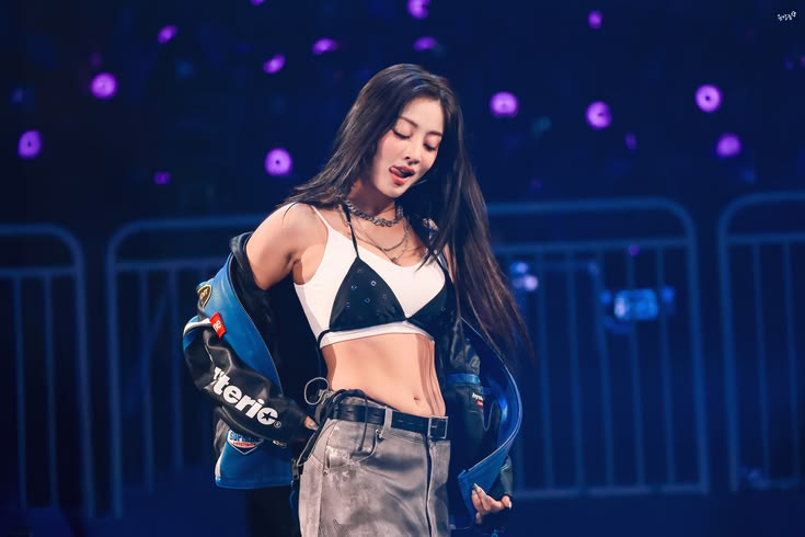 oncetwicebra's tweet photo. 🚨 TURNÊ MUNDIAL CONFIRMADA?

#JIHYO via 🫧

​🍭: Ah, eu tenho certeza de que você disse 'próximo'????
​🦄: Claro! Nós vamos fazer a próxima turnê.
🍭: Gymnastics 360 esgotado por 3 dias? O próximo é o Gocheok Dome, sério.
​🦄: Vamos lá!! Agora que eu fiz o primeiro arremesso, eu realmente quero fazer um show do TWICE no Gocheok Dome. 

#TWICE #트와이스 @JYPETWICE