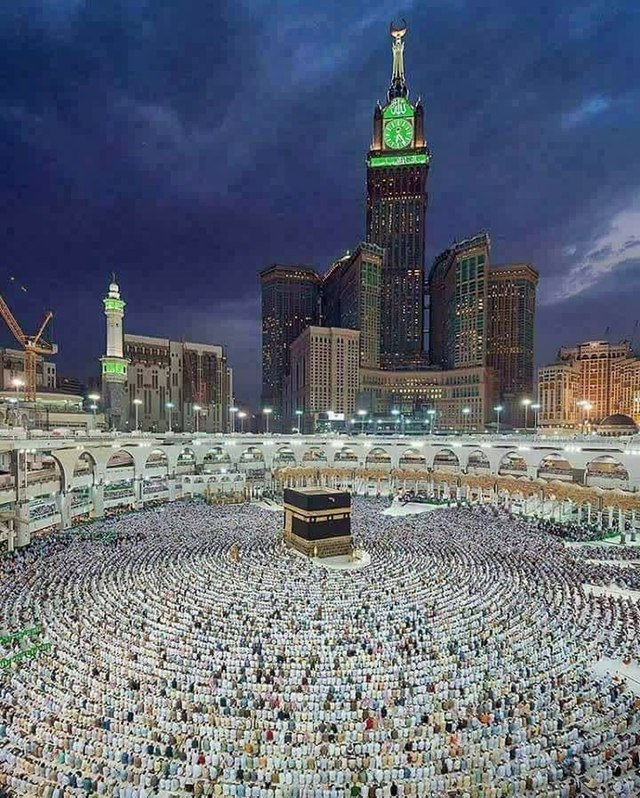 Law_9099's tweet photo. "بـيـت الإلـهِ ومـهبـطُ الـرحـمـاتِ 
 ومـثـابـةُ الإنـسـانِ فـي الأزمـاتِ

الأمـنُ فـيـهـا والأمـانُ لـلاجـئٍ 
والـطُّهـرُ فـيـهـا لـلـمـنـيـبِ الآتـي" https://t.co/iKkvNMw44L