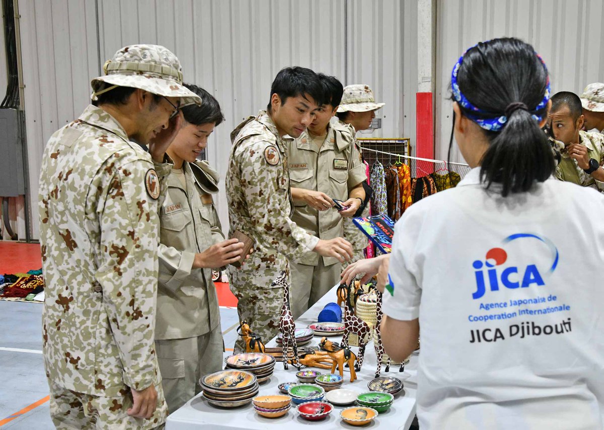 jointstaffpa's tweet photo. 自衛隊ジブチ活動拠点（#DAPE #DGPE）は、#JICA海外協力隊 がサポートしている「お土産プロジェクト」を支援しました。このプロジェクトで製作されたジブチの工芸品等を拠点内で販売し、現地の地域住民を支援する取り組みです。
拠点内で現地のお土産を購入できる絶好の機会であり、多くの駐留各国軍も来場し、会場は大賑わいとなりました！
#陸上自衛隊 #海上自衛隊 #JICA #ジブチ