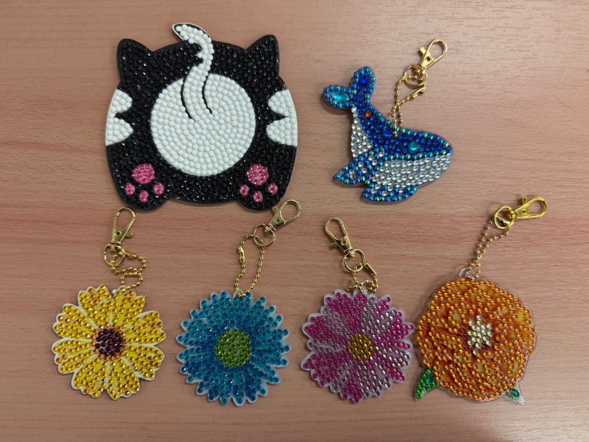 ginga_shurou's tweet photo. こんにちは！銀河橋本です。
利用者さん制作の色鮮やかなダイヤモンドアート 、キーホルダー、シュシュをご紹介✨日々「できる」の可能性を広げています。
お気軽にお問い合わせください！
https://t.co/YiutM7zxw2

#就労継続支援B型
#銀河
#ダイヤモンドアート
#手作りキーホルダー
#手作りシュシュ https://t.co/4SajTS1tSn